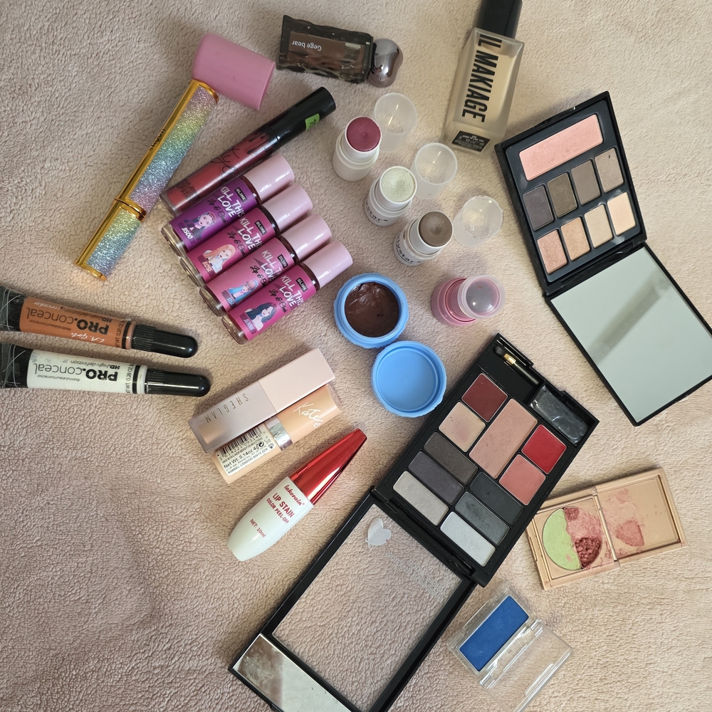 Revlon Multi-Use Palette - Eye, Cheek & Lip - Picture 2 of 4